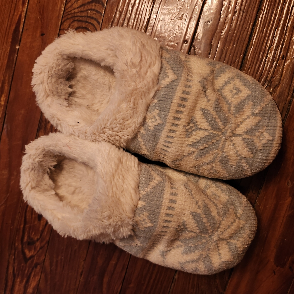 Muk Luks Cream and Gray Women's Slippers